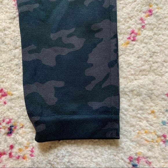 Spanx Look At Me Now Seamless Leggings in Blue Camo sz M - Picture 6 of 6